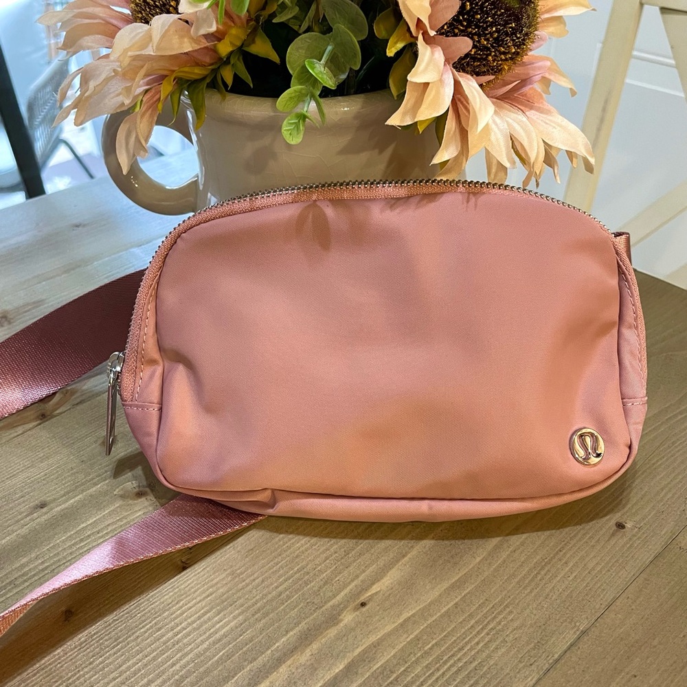 Lululemon belt bag (perfect condition)